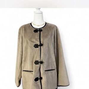 SALE🛍️🛍️🛍️Tahari Tan Teddy Jacket with Black Trim. A stunning piece